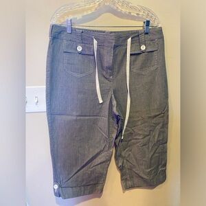 Style & Co black & white Bermuda/ capri.